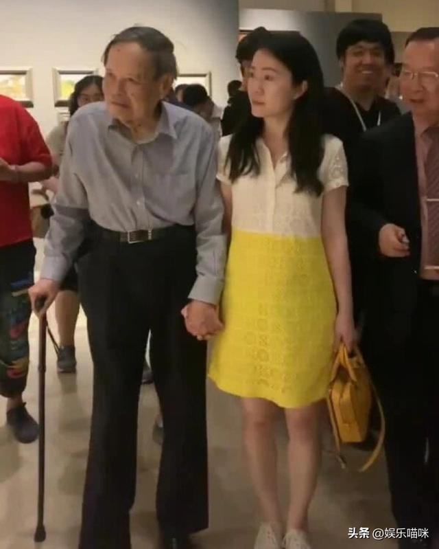 她28岁赌上一切跟了大54岁杨振宁，21年后，这场豪赌结局如何？
