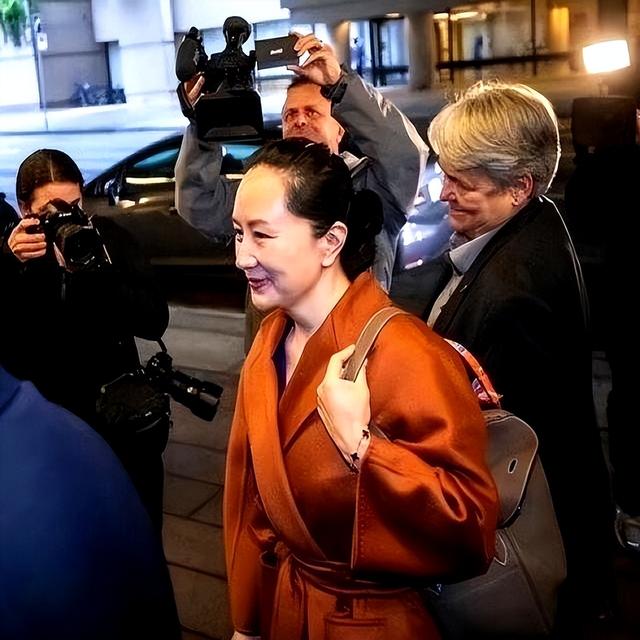 看了孟晚舟的穿搭，我悟了：大衣不配丝袜、靴子，才更高级又显贵