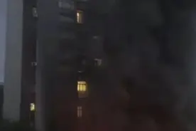 一小区凌晨突发大火！烧毁150辆电动车，住户被叫醒逃生！图片