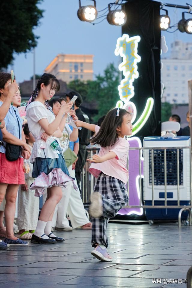 宽窄巷子夏夜“声”动全城 消夏音乐季激活消费新活力
