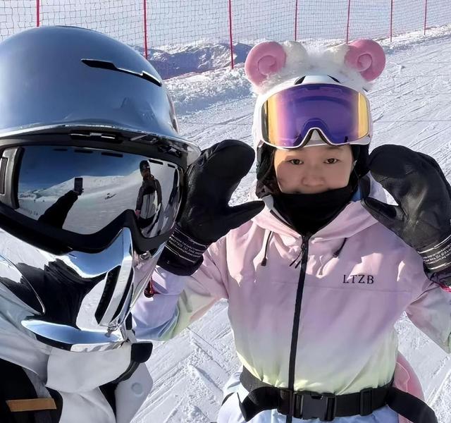 远离造神迷障！全红婵带伤去滑雪	，没想到让人担心的事还是出现了