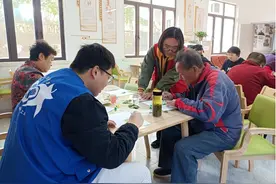 江南水泥厂社区工会开展“秋韵——树叶拓印手工画”活动图片