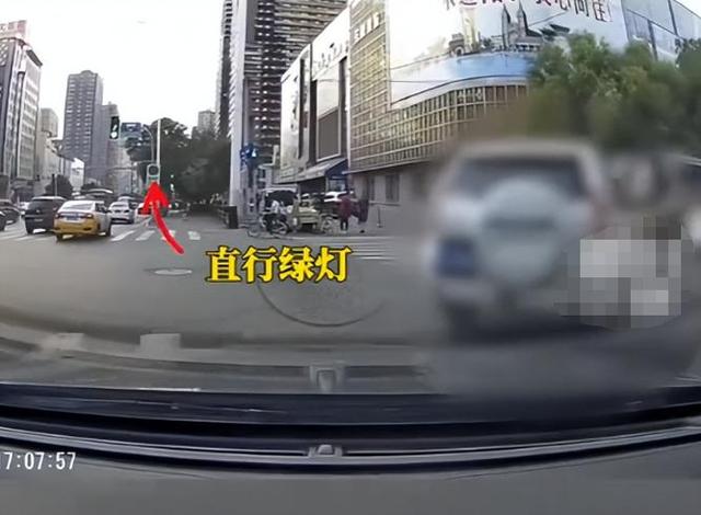 沈阳00后故意撞人后续，猛踩油门下死手，身份曝光，难怪如此嚣张