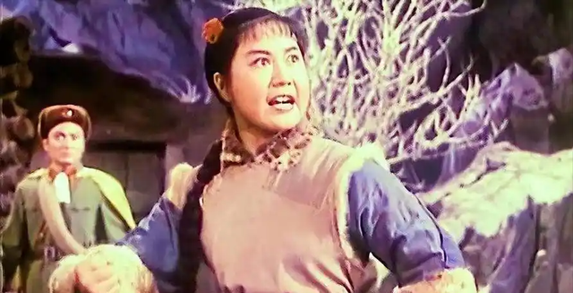吃里爬外，永不回国？她带领30名演员选择留美，如今年过花甲归来