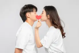 为什么情侣或者夫妻接吻时，女人总忍不住做这3个动作，单身禁看图片