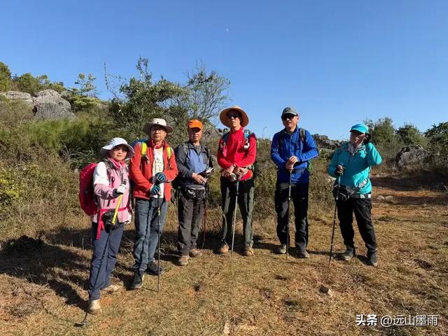 走石林仙女湖、观雷打石石林，徒步穿越绵延石林间，我们惊叹不已