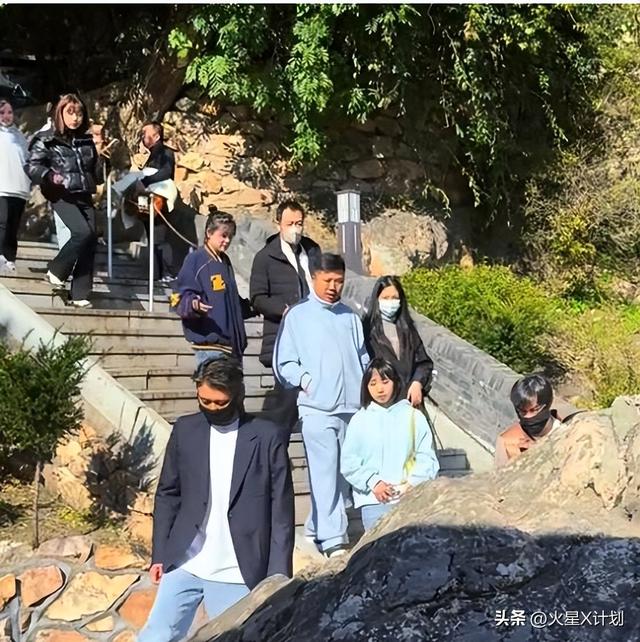 辛柏青带17岁女儿寺庙祈福！父女俩一直牵着手，李乃文也陪着好友
