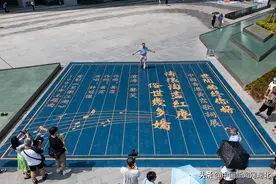 “世间始终你好”中国香港黄霑歌词展在武汉展出图片