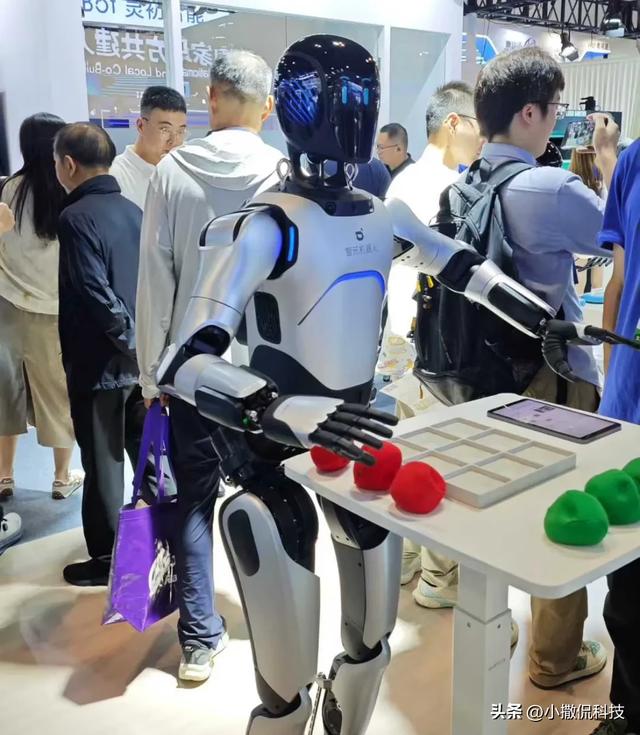对标鸿蒙？智元机器人开源系统，2025年出货背后藏着什么野心？