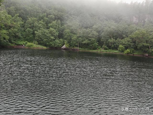 东北避暑游长白山站 山上雨大雾大人发抖 天池就是一个美丽的传说