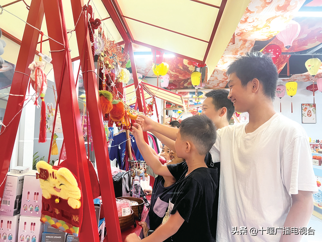 “七夕盛宴”引八方客来 郧西天河岸畔绘浪漫