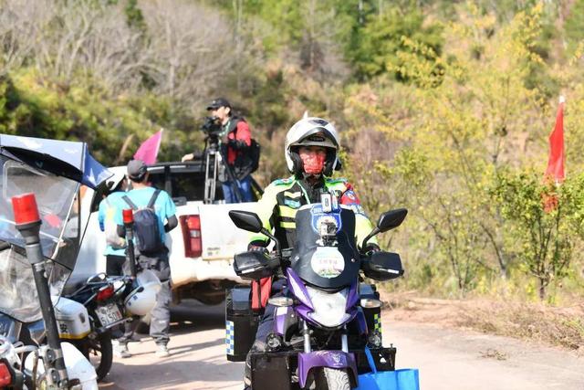 2025年第三届“多彩龙川·古邑苏区”环霍山30公里徒步活动举行