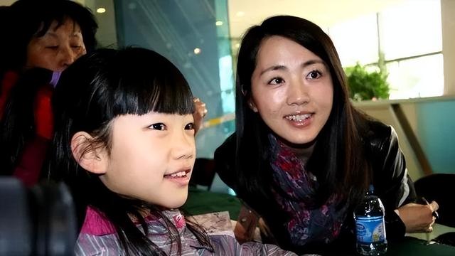 她是央视“天花板”主持人，30年零失误大龄生子，如今过的怎样