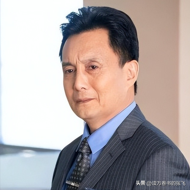 他被谢霆锋打成重伤，发妻6次流产绝情离开，如今街头卖卤肉为生