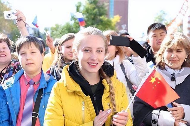中国最特殊的一个民族，满街的长腿美女，西方人面孔却是中国人