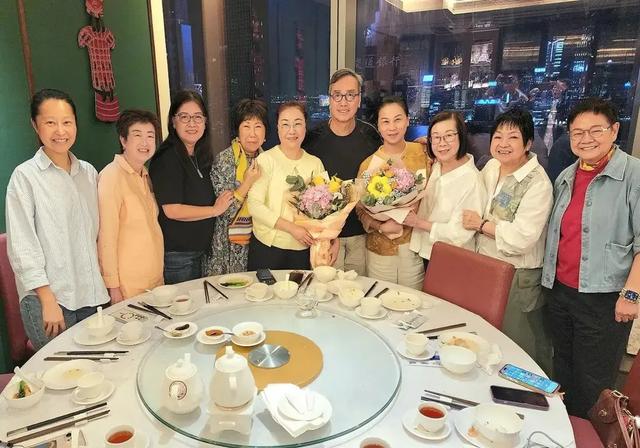 刘晓庆73岁前任罕露脸，头发花白仍玉树临风，两人分手后至今未婚