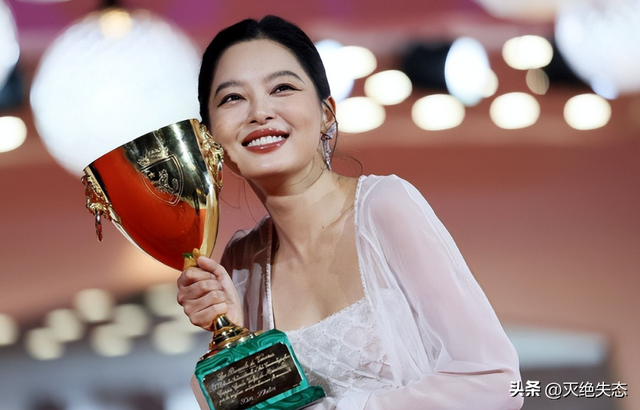 "指桑骂槐"！人民日报点赞辛芷蕾获奖感言，句句不提却字字提醒她