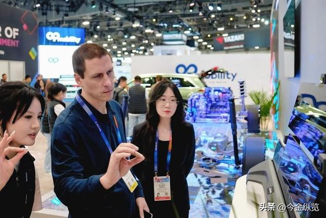 中国科技硬件2025全球"杀疯"！手机机器人狂潮，抢滩登陆世界舞台