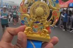 兰州马拉松完赛，“奖章”最为亮眼，是由兰州水车和敦煌飞天结合图片