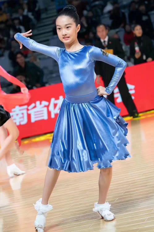 49岁马伊琍没想到，辛苦养大的17岁女儿文君竹，早为亲爹文章争光