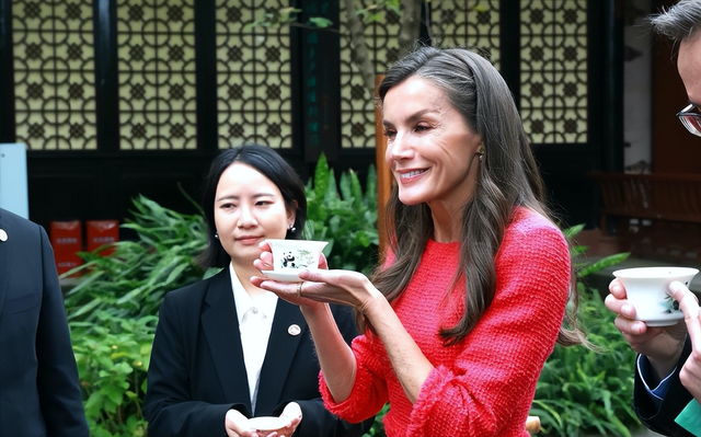 被西班牙王后惊艳了！4天6套Look	，从成都美到北京