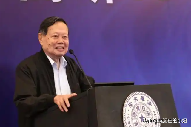 杨振宁追悼会现场！翁帆站首位神情悲伤，64岁老者曝杨老两个贡献
