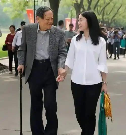 杨振宁追悼会确定，离世前状态曝光，摔跤酿大祸，翁帆或早有察觉