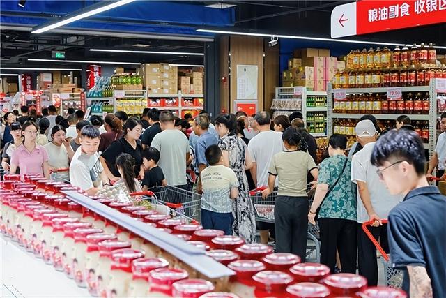 京东折扣超市8月30日在江苏宿迁四店齐开，现场火爆，开业即限流