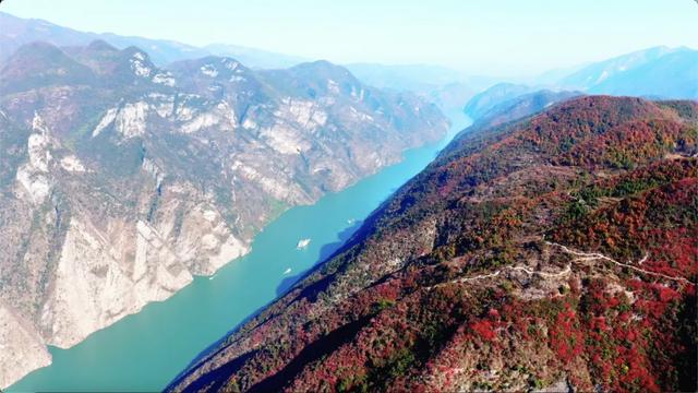 长江边上最魔幻的山城，重庆市区出发2小时直达，烤鱼火了六千年