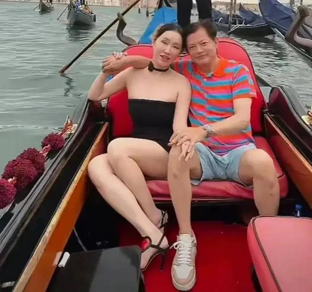 她是央视认证的大歌唱家，嫁大30岁二婚老头，如今周游世界很幸福