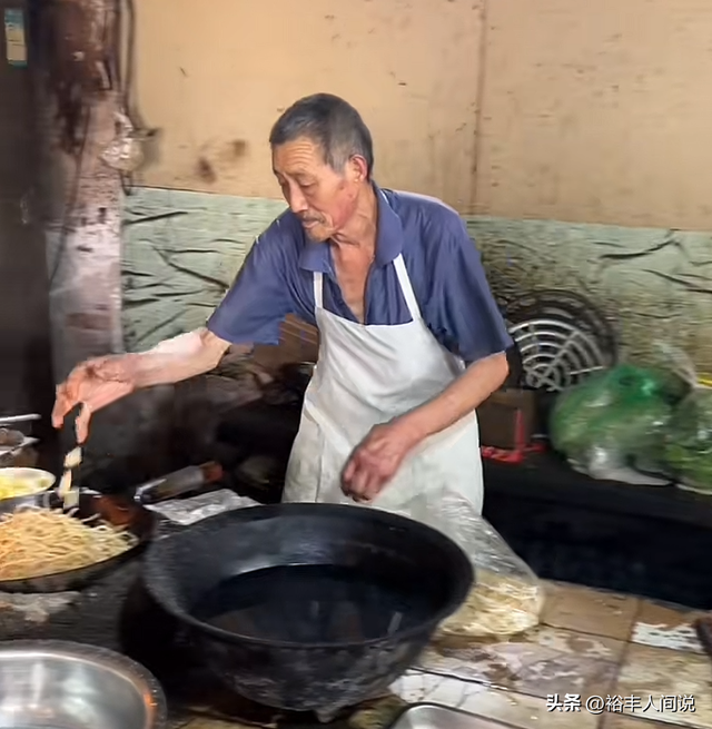 辛店油饼丸子汤老板去世！享年73岁，店内脏乱不堪，人却络绎不绝