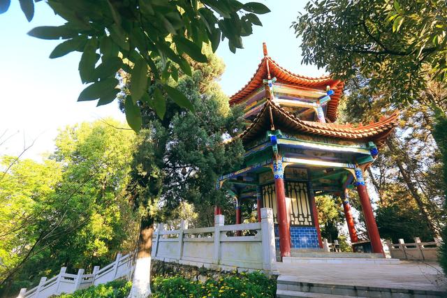 云南曲靖寥廓公园，环境优美，文化深厚，是俯瞰城市美景的好去处