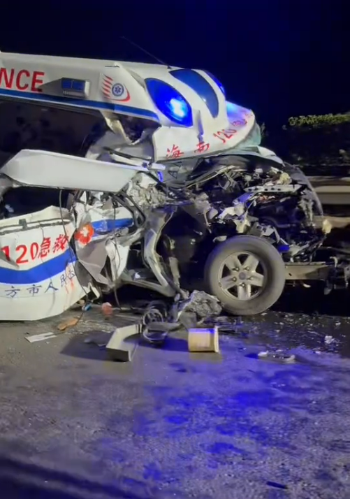 海南一救护车高速上追尾小轿车，卫健委：司机和医生伤势不是很重，孕产妇情况不太稳定