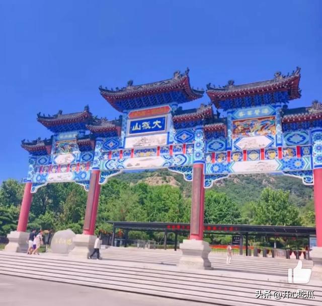 辛柏青带17岁女儿寺庙祈福！父女俩一直牵着手，李乃文也陪着好友