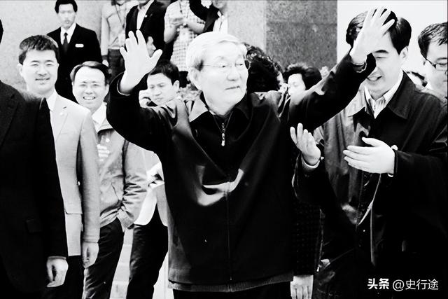 他是河南第一任省委书记，47岁因病去世	，其秘书后成为国务院总理