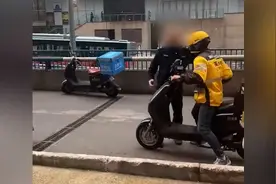 这回玩大了！城管强行拔掉外卖员车钥匙，不料对方是个硬茬子图片