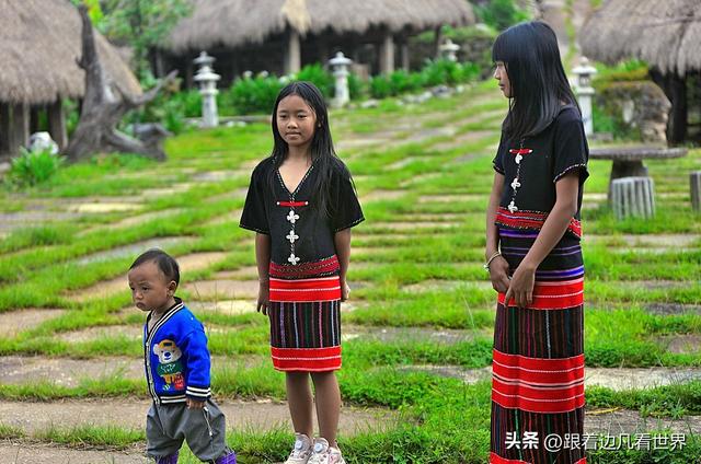 跟着边凡看世界：在澜沧左都佤族古寨与佤族小朋友在一起