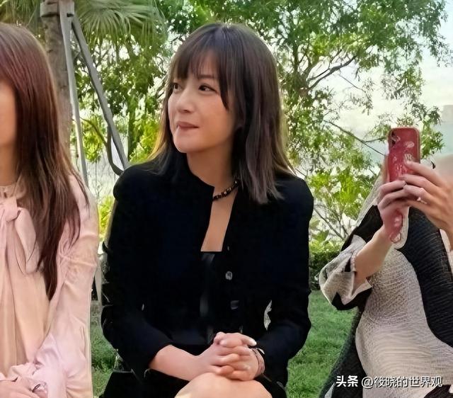 婚姻事业全“泡汤”，沉寂4年后，赵薇罕见露面吃席，面相全变了