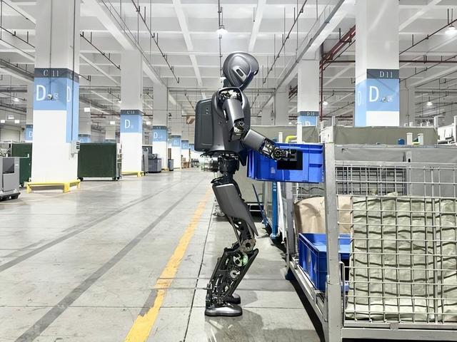 谷歌甩出王炸！首款推理具身模型出现，给机器人安上了“新大脑”