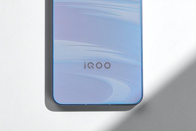 中端定价旗舰体验 双芯合璧性能越级 iQOO Neo11评测