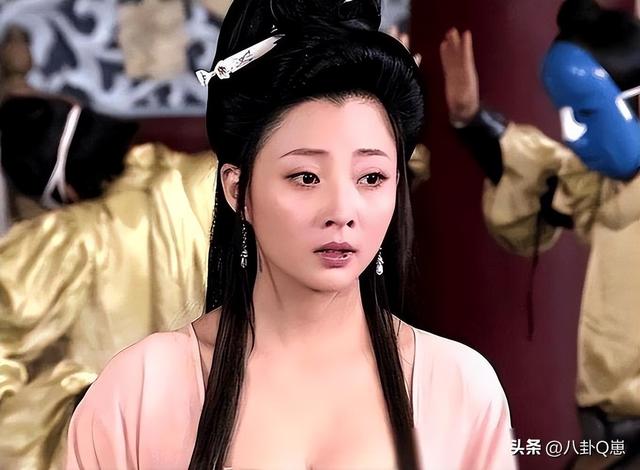 她是演员中的富婆，豪车多的开不过来，如今45岁却像年龄少女