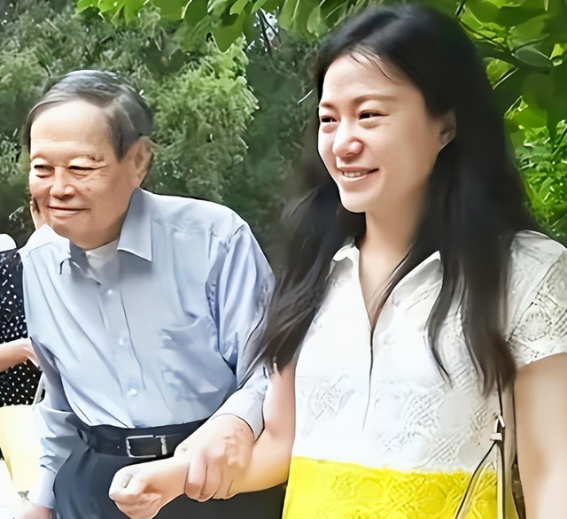 杨振宁去世后，翁帆再发文，49岁无子女的她，早已被安排好了退路