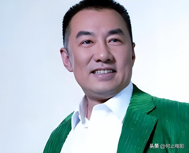 他因春晚一炮而红，做完歌手当局长，无儿无女，去世13年无人知