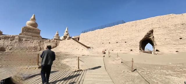 黑水城记：在风沙的褶皱里读千年戈壁
