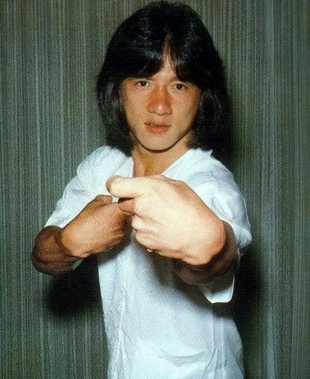 官媒对成龙的称呼变了，三字之差释放强烈信号，王晶的话有人信了