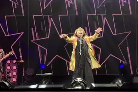 伍佰演唱会惊现驱魔似舞蹈，网友评论太搞笑，要笑死在评论区图片