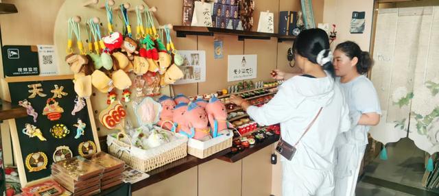 国庆假期火爆的不止麻辣烫 “天小仙”文创店人气爆棚成文化新地标