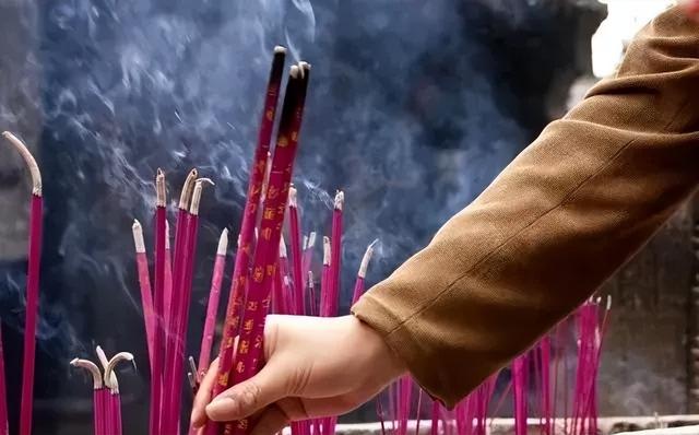 揭秘尼姑庵的黑暗面：尼姑平均年龄不到25，香客人来人往究竟为何
