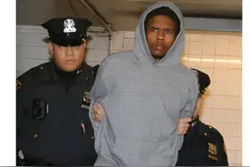 又出事了！23岁黑人在纽约地铁随意推人，一名无辜乘客被推下轨道图片