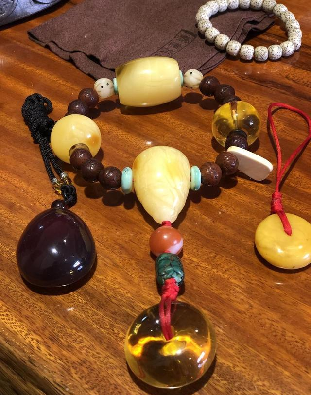 男人到了五六十岁，切忌戴天珠、青金，换成这些才不油腻显沉稳